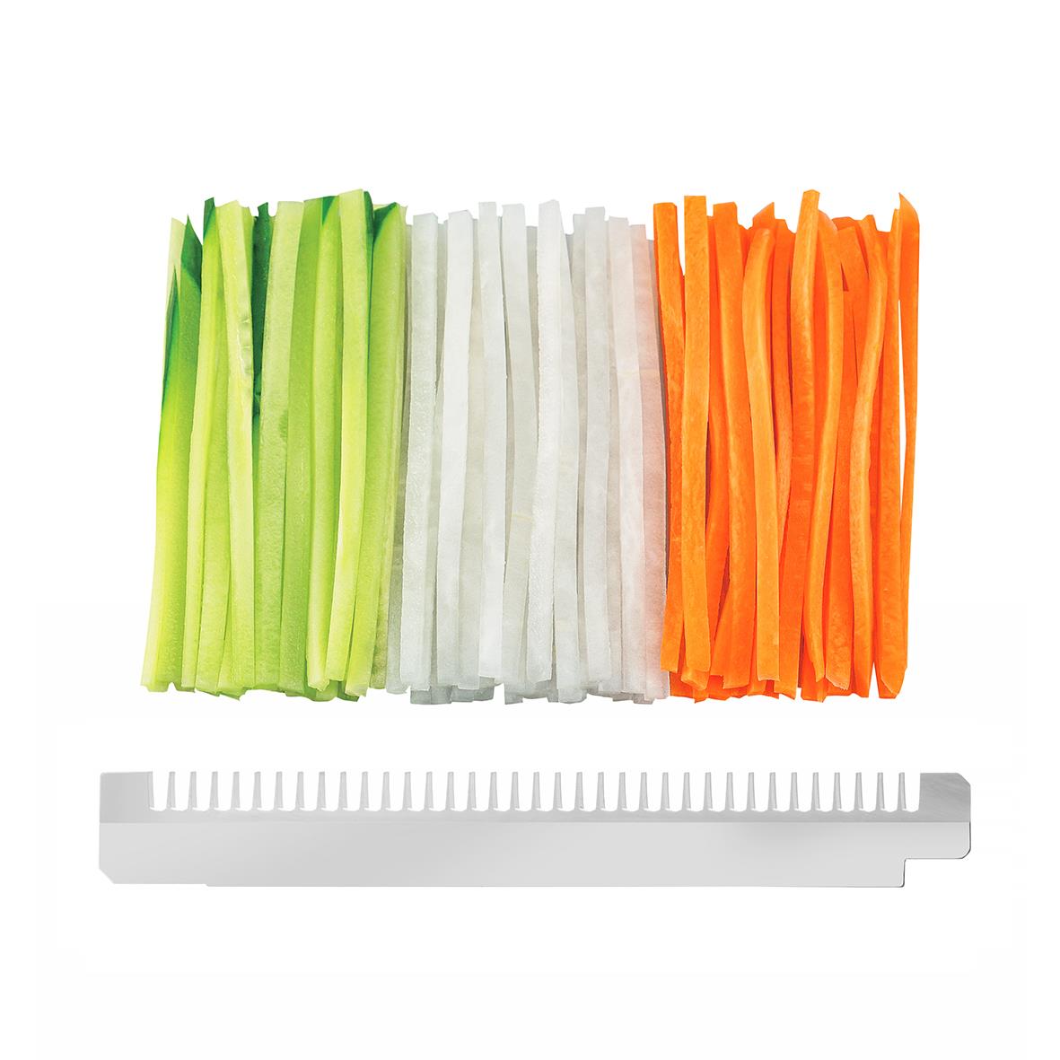 Skärbräda med strimlor av gurka, lök och morot samt en plastkammare för att skära grönsaker