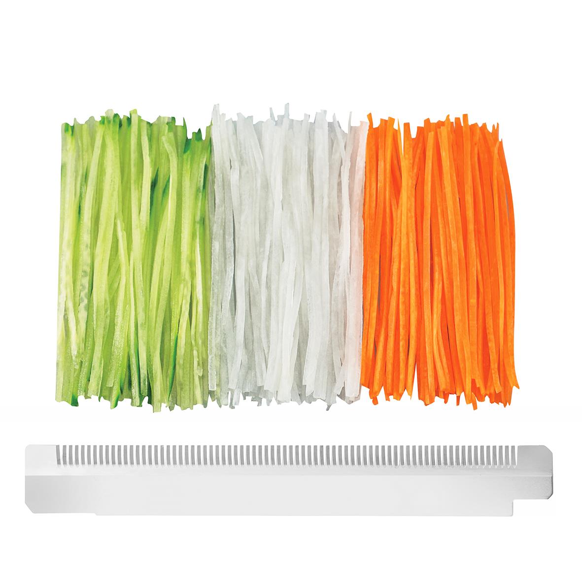 Skärbräda med strimlade grönsaker i grönt, vitt och orange färg