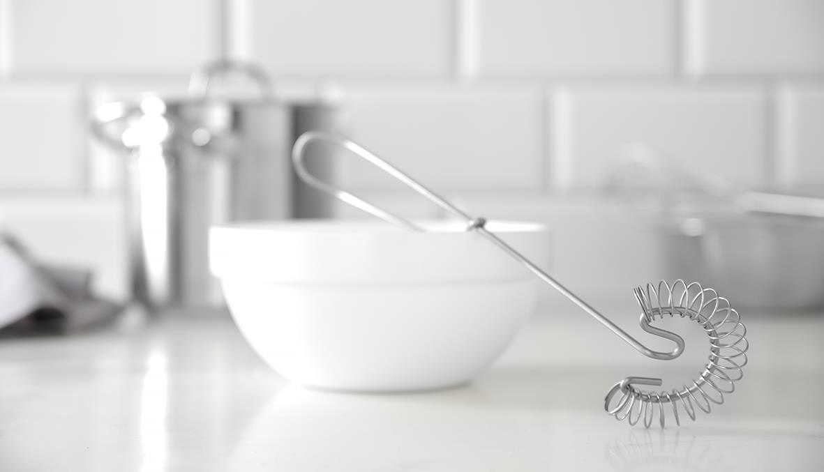 Spiralvisp Hendi 280mm placerad över en vit skål i ett kök med vita väggar