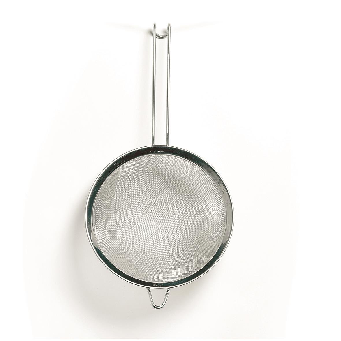 Rund metallfilter med handtag hängande på vägg