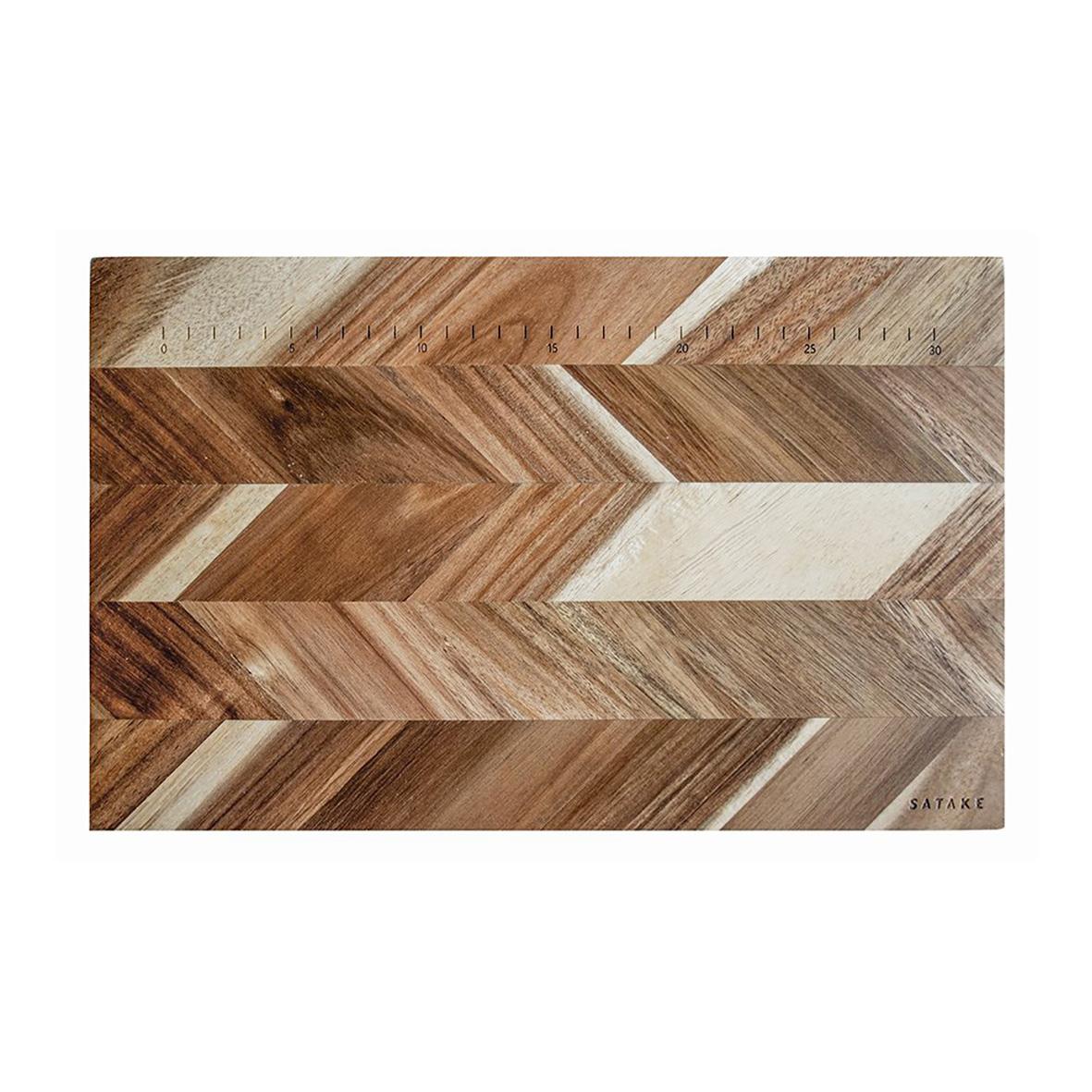 Väggpanel i trä med mönster av olika träslag och färger i en chevron-design
