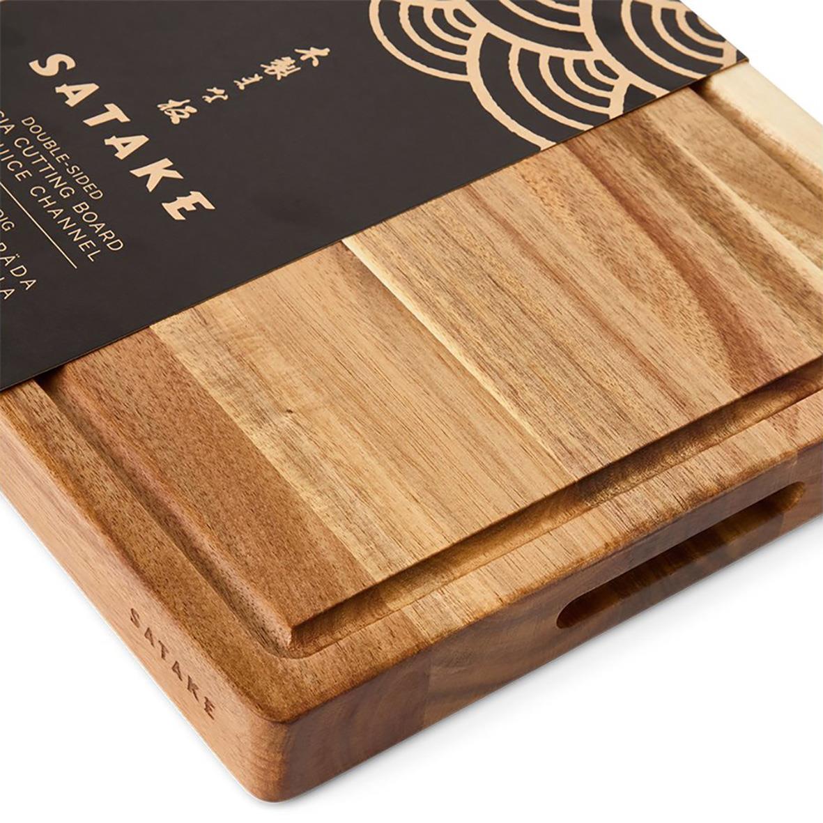 Skärbräda av akacia med oljefinish, mått 43.2x27.9x3.8cm