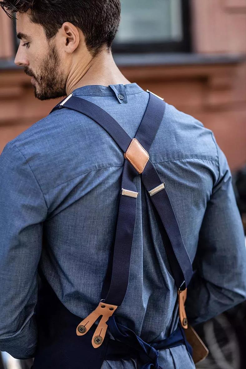 Man bär marinblå resårhängsle Segers 0568 i S/M storlek, sett bakifrån