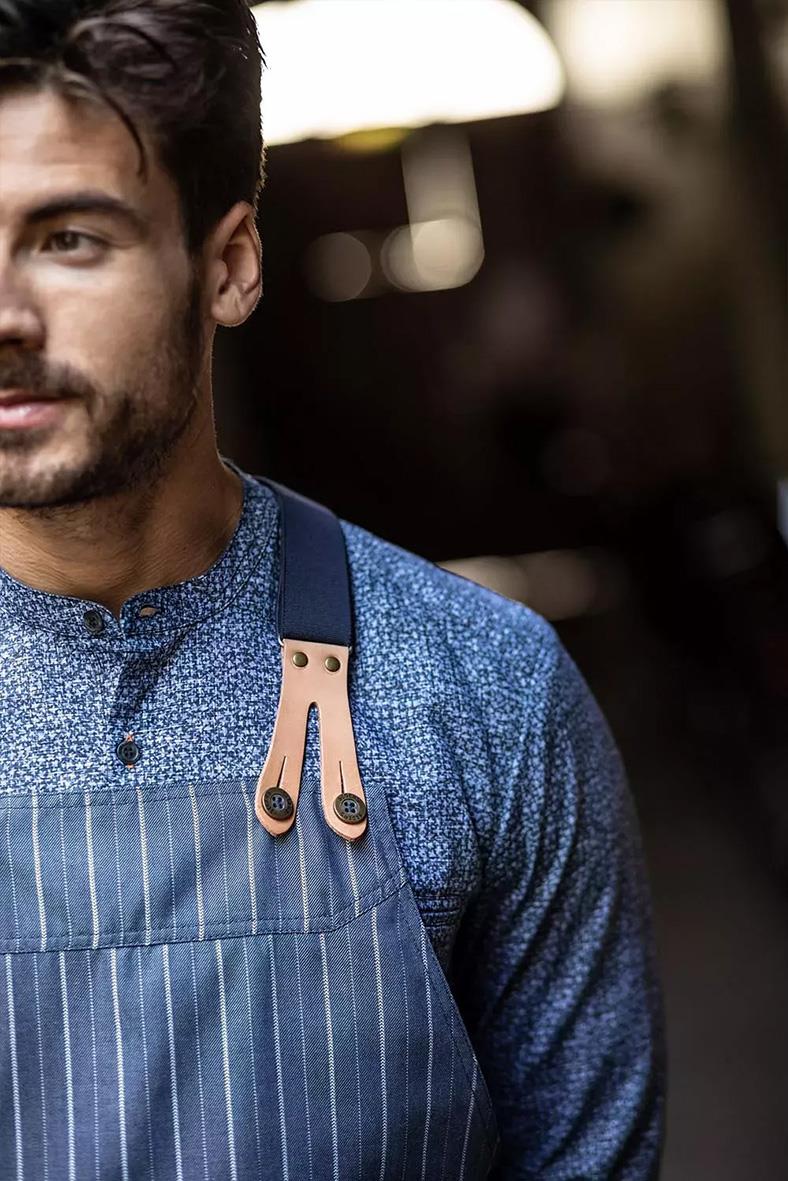 Marinblå skjorta och blå förkläde med resårhängsle Segers 0568