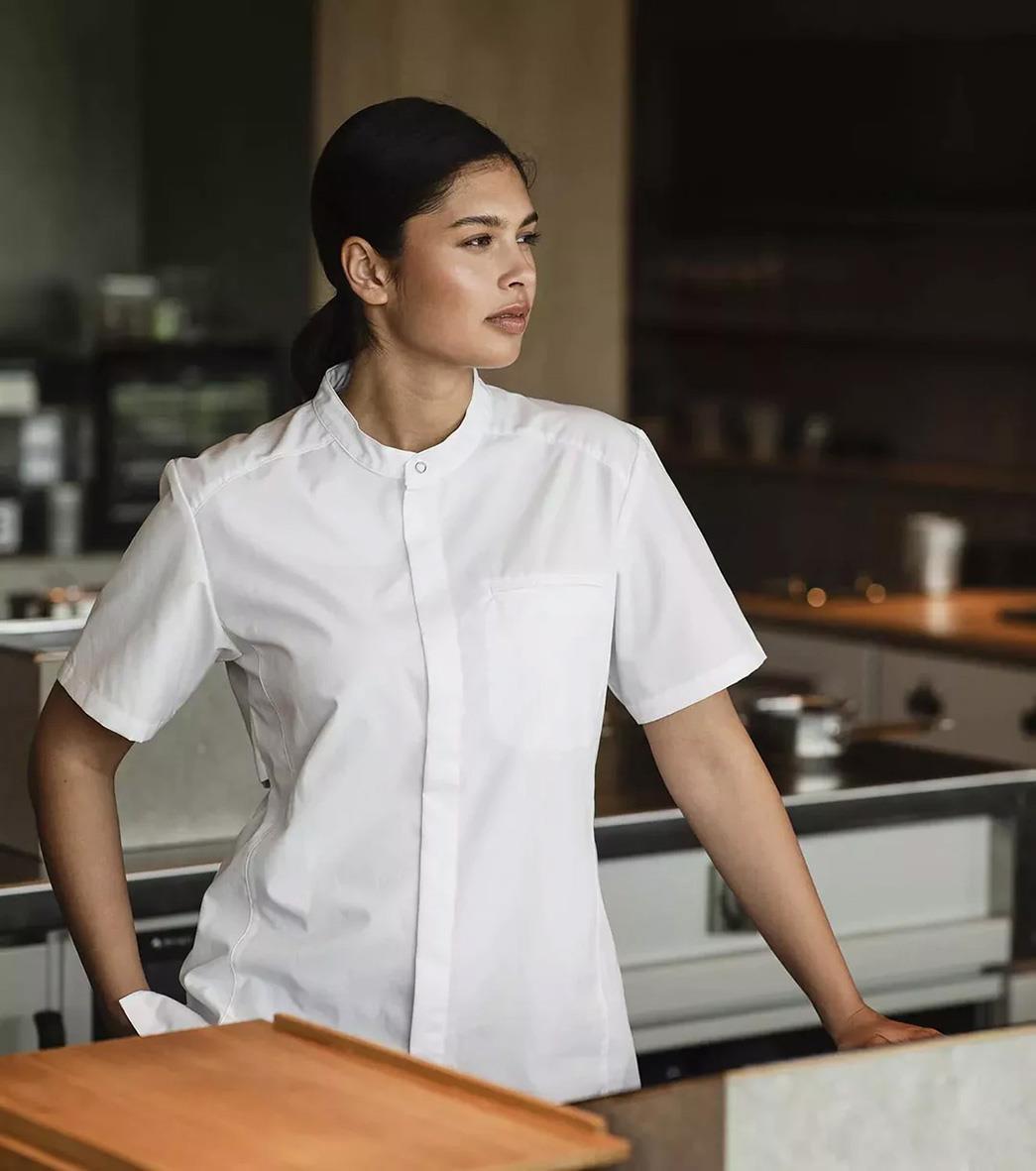 Kockskjorta Segers 1006 kortärmad vit i köksscen