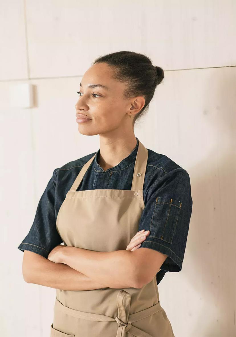 Kockskjorta Segers 1097 Unisex mörkblå, XS, bärs av kvinna med uppsatt hår, står mot ljus vägg