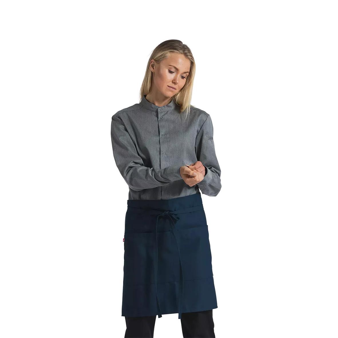 Kvinna i mörk marin förkläde med knappar, långärmad, L/XL