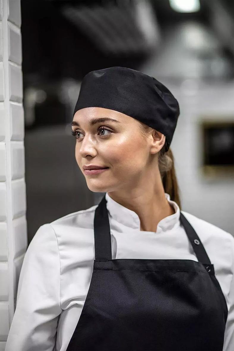 Kockmössa Segers svart L/XL på kvinna i kök