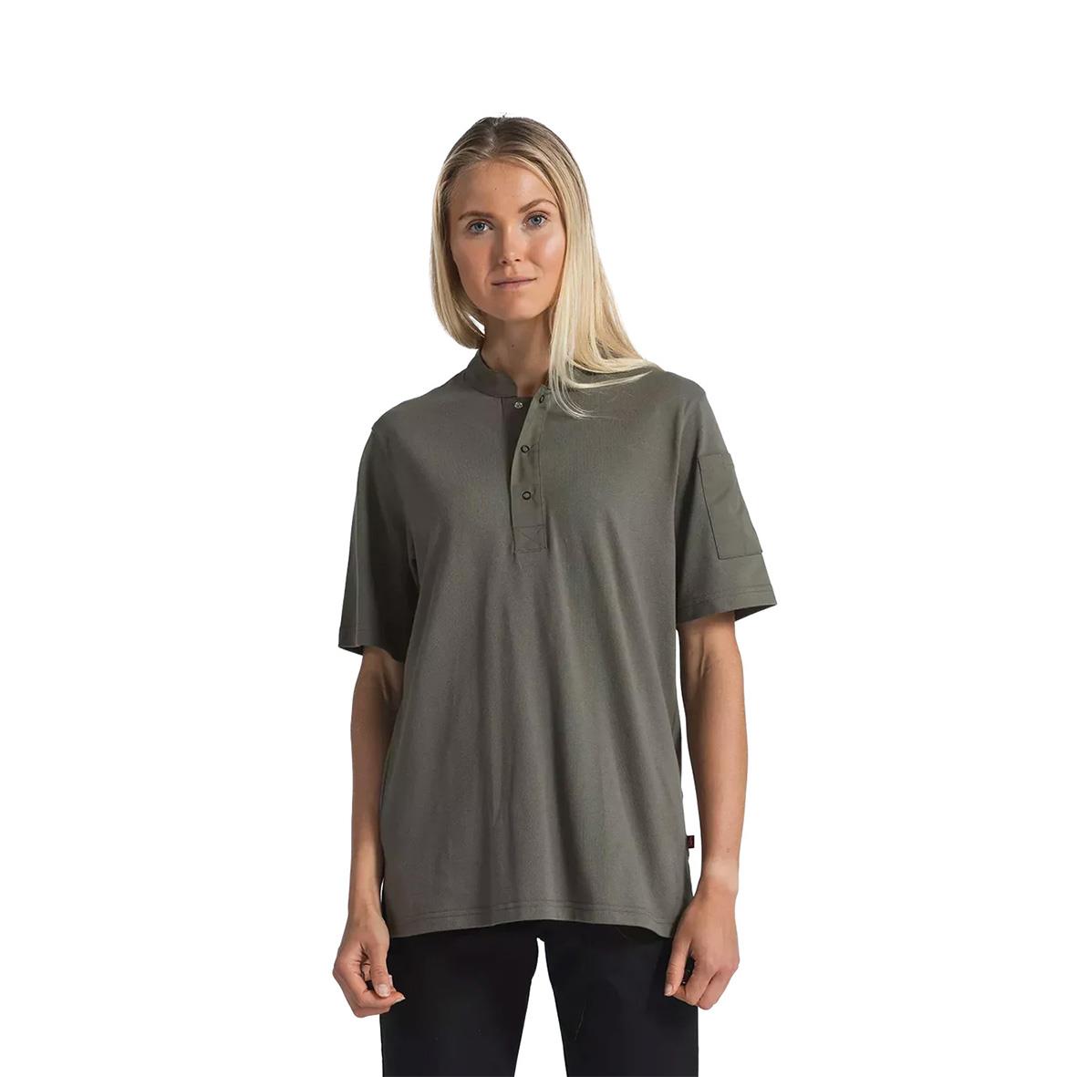 Olivgrön unisex kockpiké i storlek XS med knappar framtill och korta ärmar