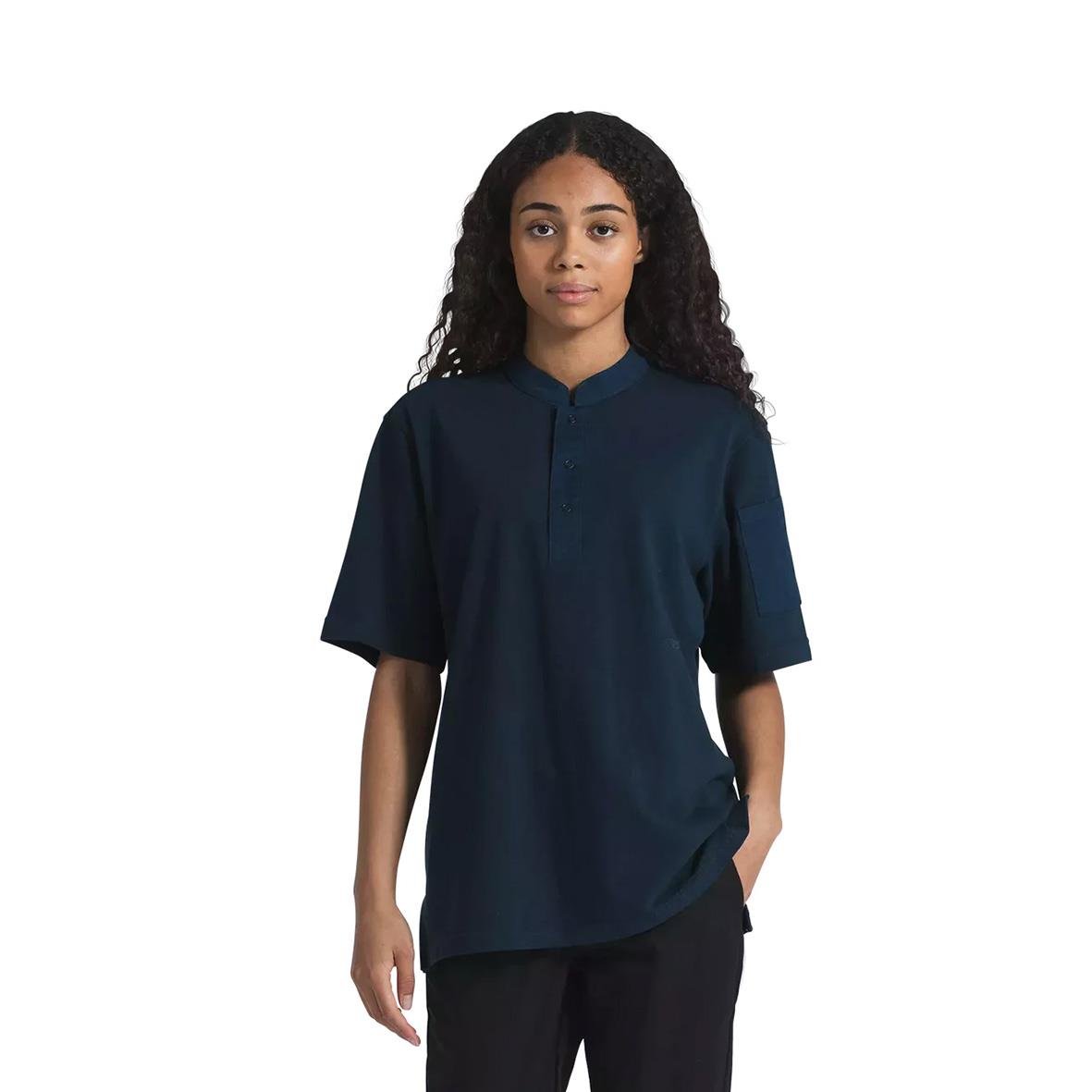 Unisex mörk marin kockpiké med korta ärmar och ståkrage, storlek XL, bärs av en kvinna