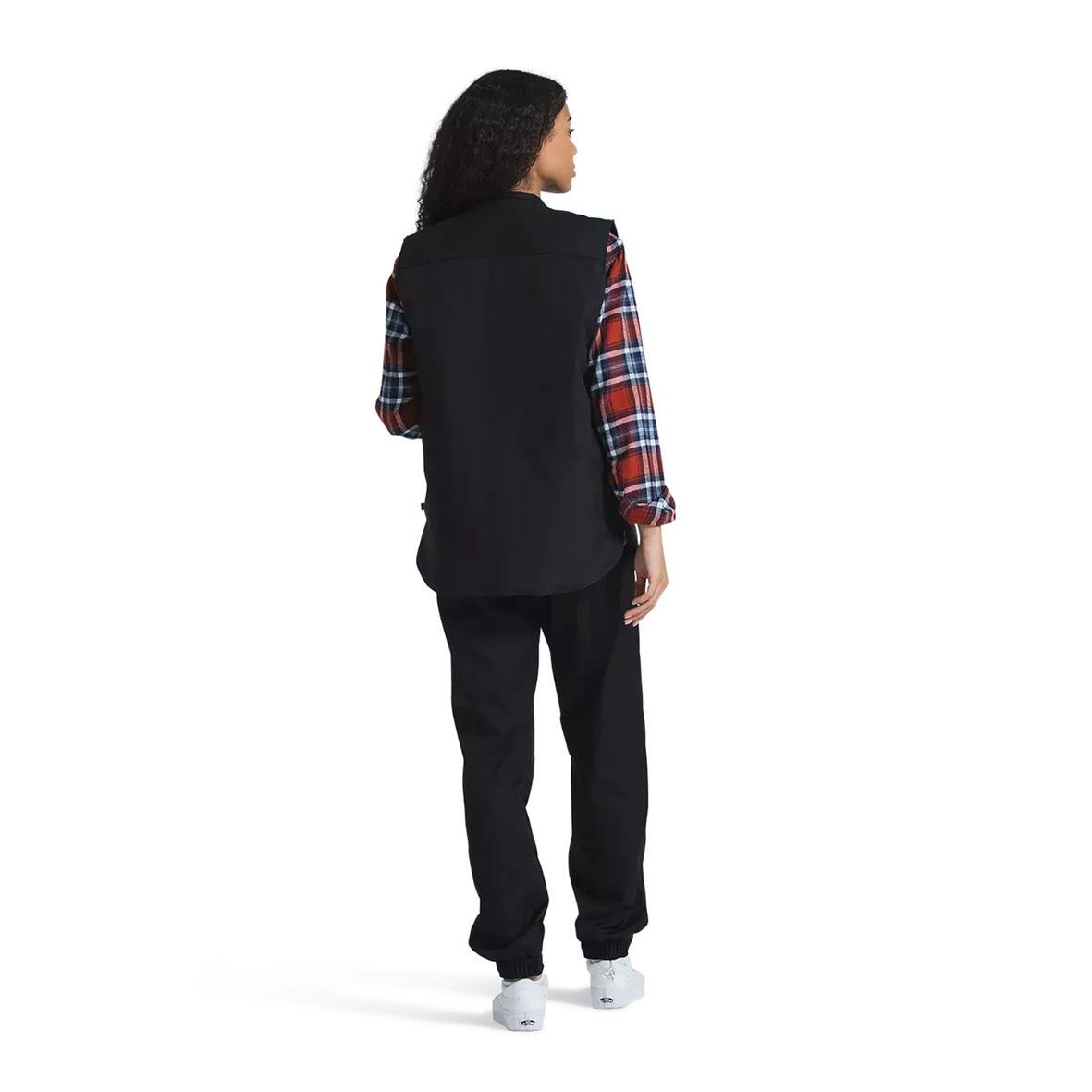 Fodrad svart väst Segers 6539 unisex 3XL, bärs av person med långt mörkt hår, bakifrån, med svart byxa och vit sneakers