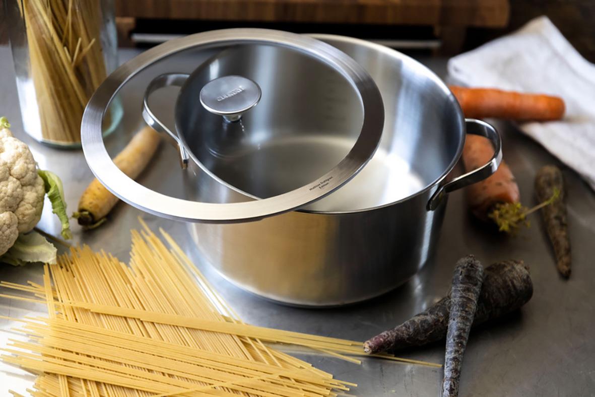 Kastrullset från Culimat av Mathias Dahlgren i rostfritt stål med lock, omgiven av pasta och rotfrukter