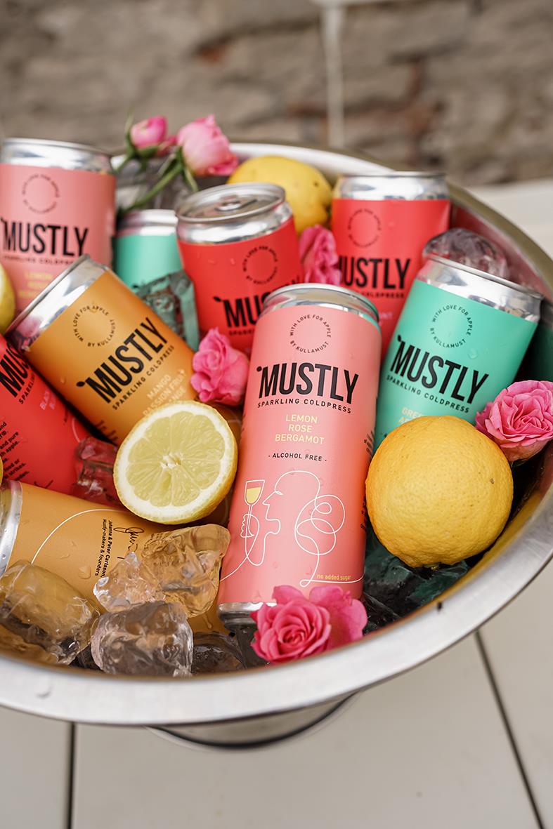 Kylskåp med Mustly drycker i olika färger, citron, is och rosa rosor