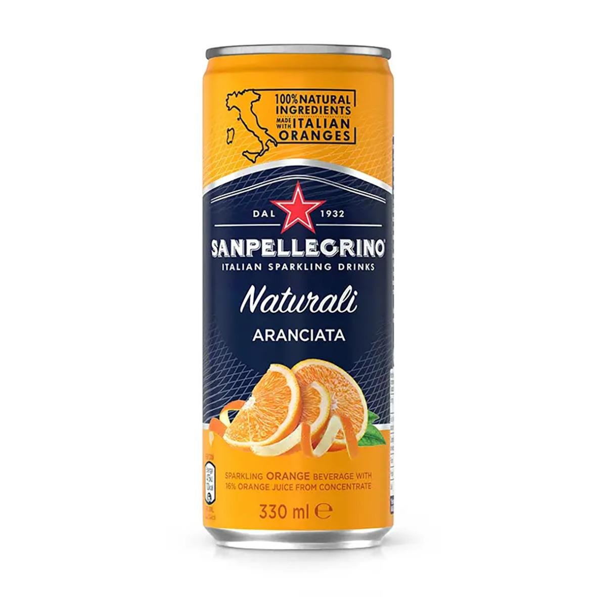 Kolsyrad San Pellegrino Aranciata Naturall 33cl med apelsinbitar och orangefärgad design