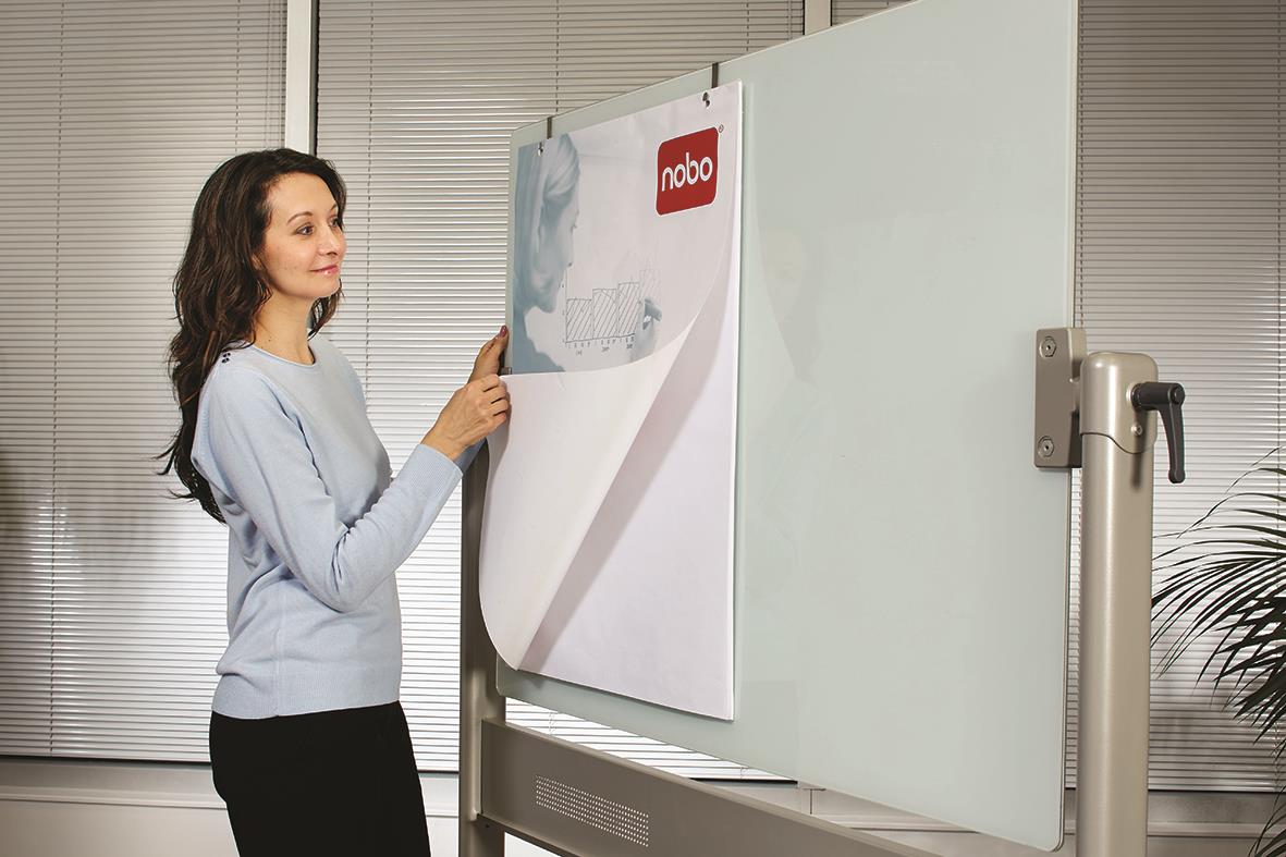 Kvinna skriver på en magnetisk vit glastavla Nobo Pivot i ett kontorsrum