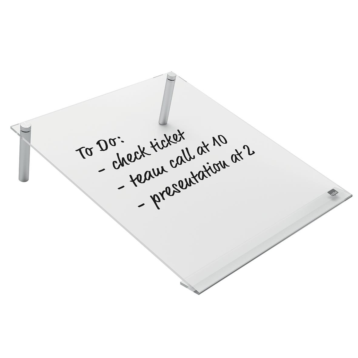 Vitrewhiteboard Nobo Mini Vinklad A4 med anteckningar om att checka biljetter, ringa samt förbereda presentation