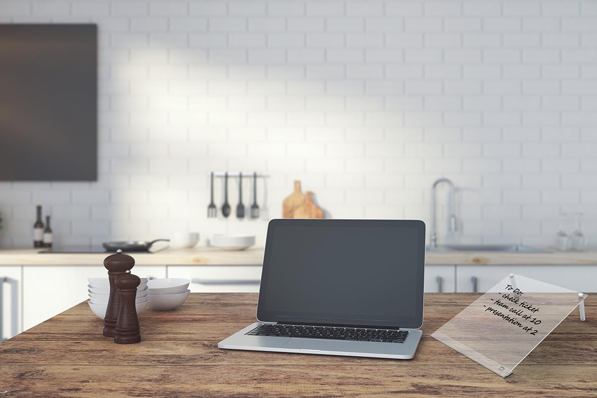 Vitt transparentt skrivtavlaminne för A4 med plats för anteckningar på köksbänk