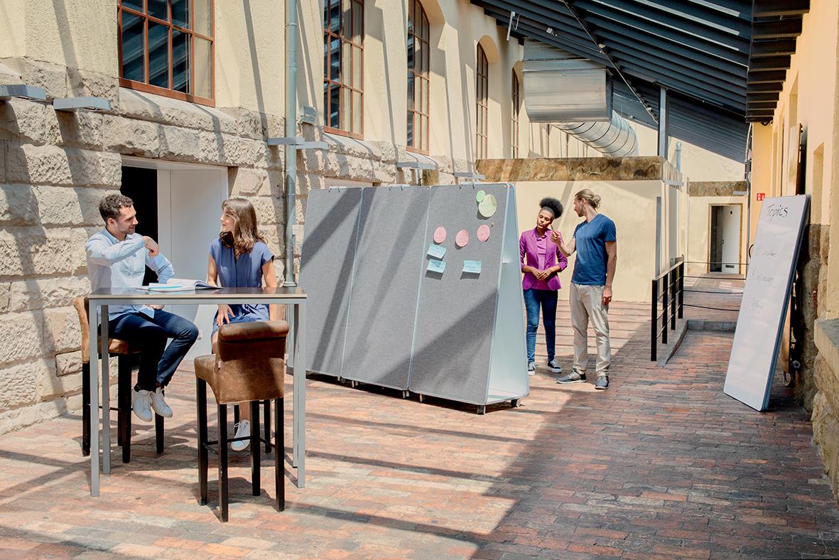 Möte utomhus med whiteboard och anslagstavla Nobo Move & Meet 1800x900mm, personer samtal och brainstorming