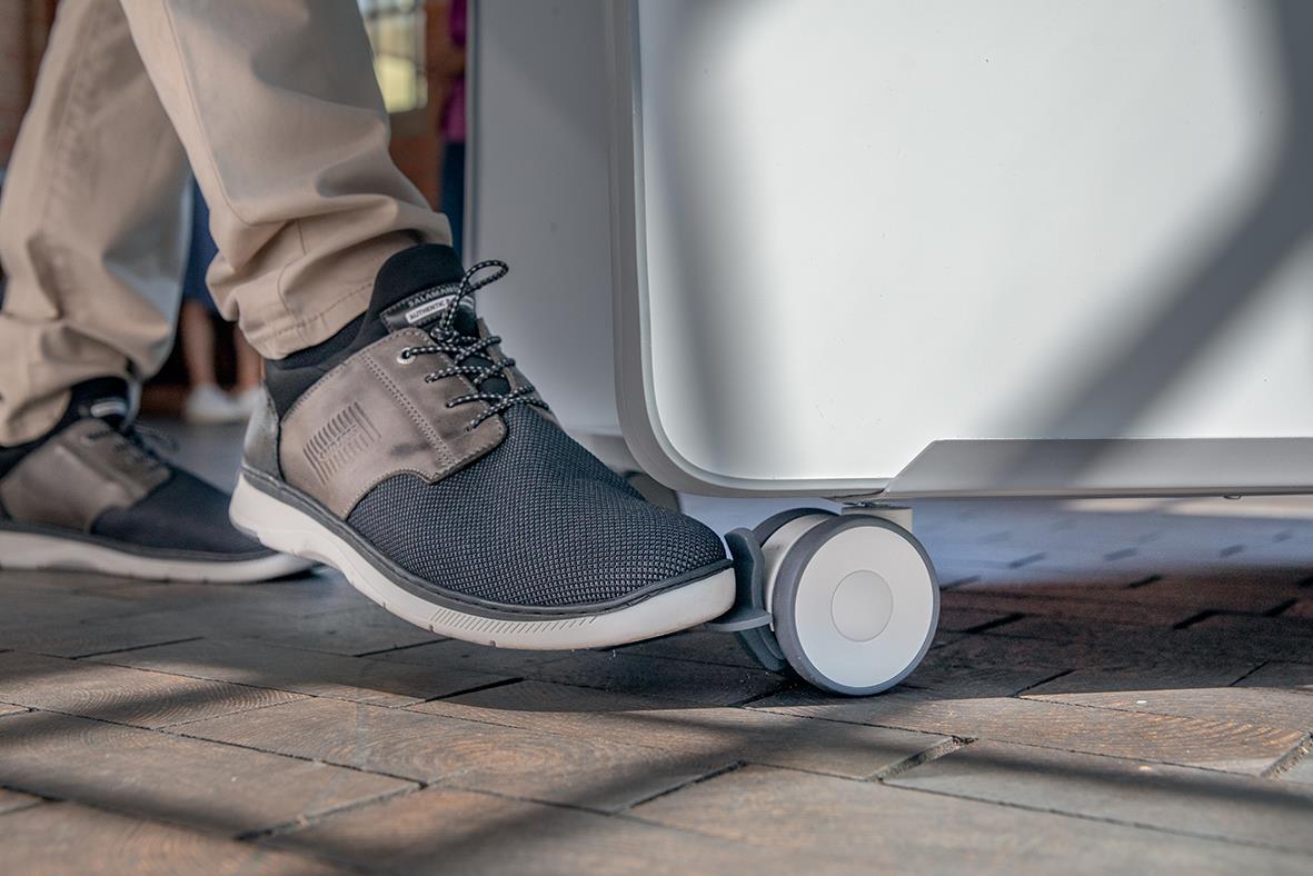 Person som rullar en Whiteboardtavla Nobo Move & Meet Extratavla 1800x900mm på golvet