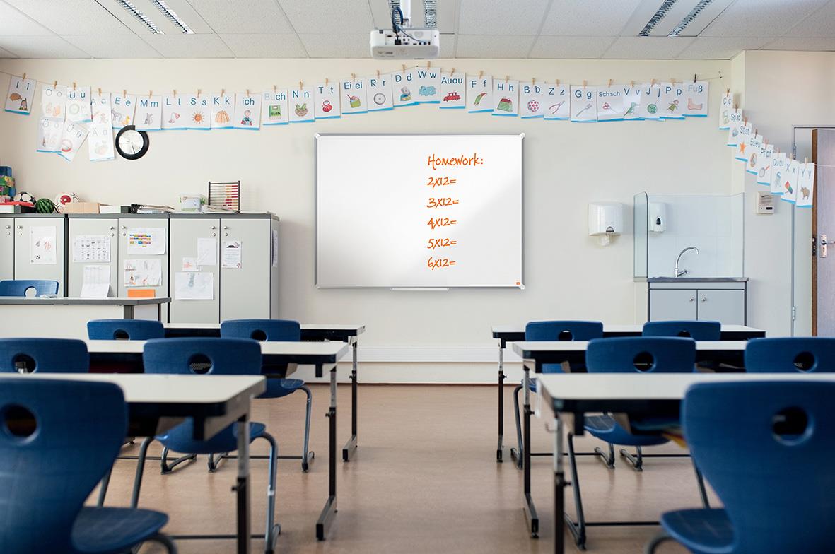 klassrum med whiteboardtavla Nobo Premium Plus Emalj 2400x1200mm och klassrumsbänkar