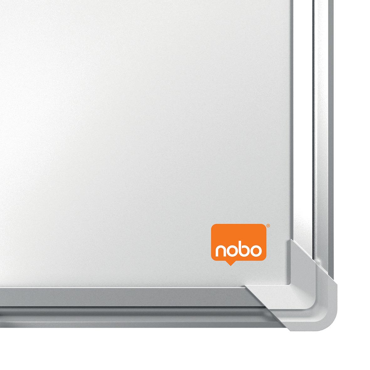 Vitwhiteboardtavla Nobo Premium Plus Emalj 3000x1200mm med orange Nobo-logga i hörnet
