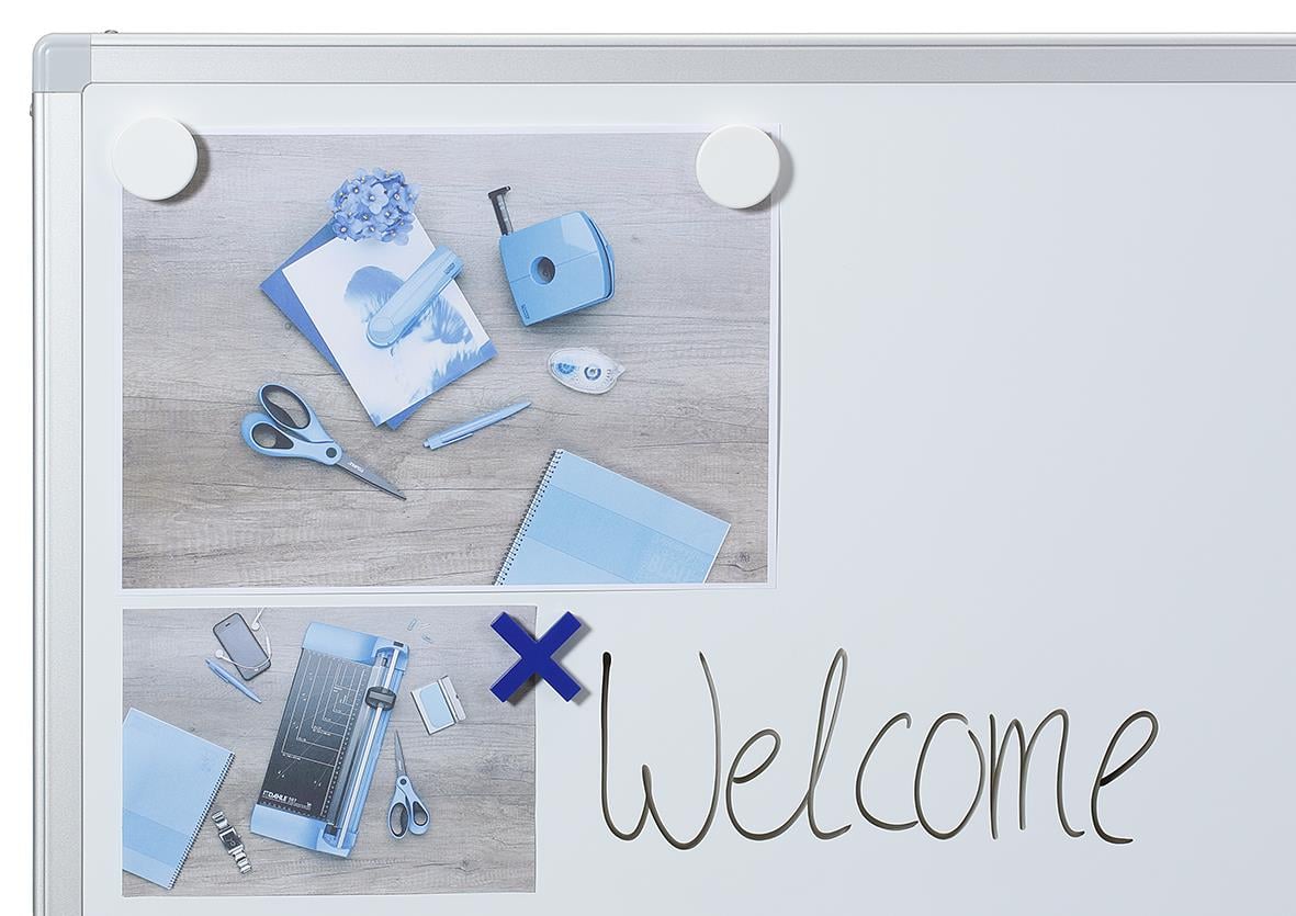 Vändbar whiteboardtavla Dahle Basic på hjul med yta 1500x1000mm, visar skrivning och tillbehör