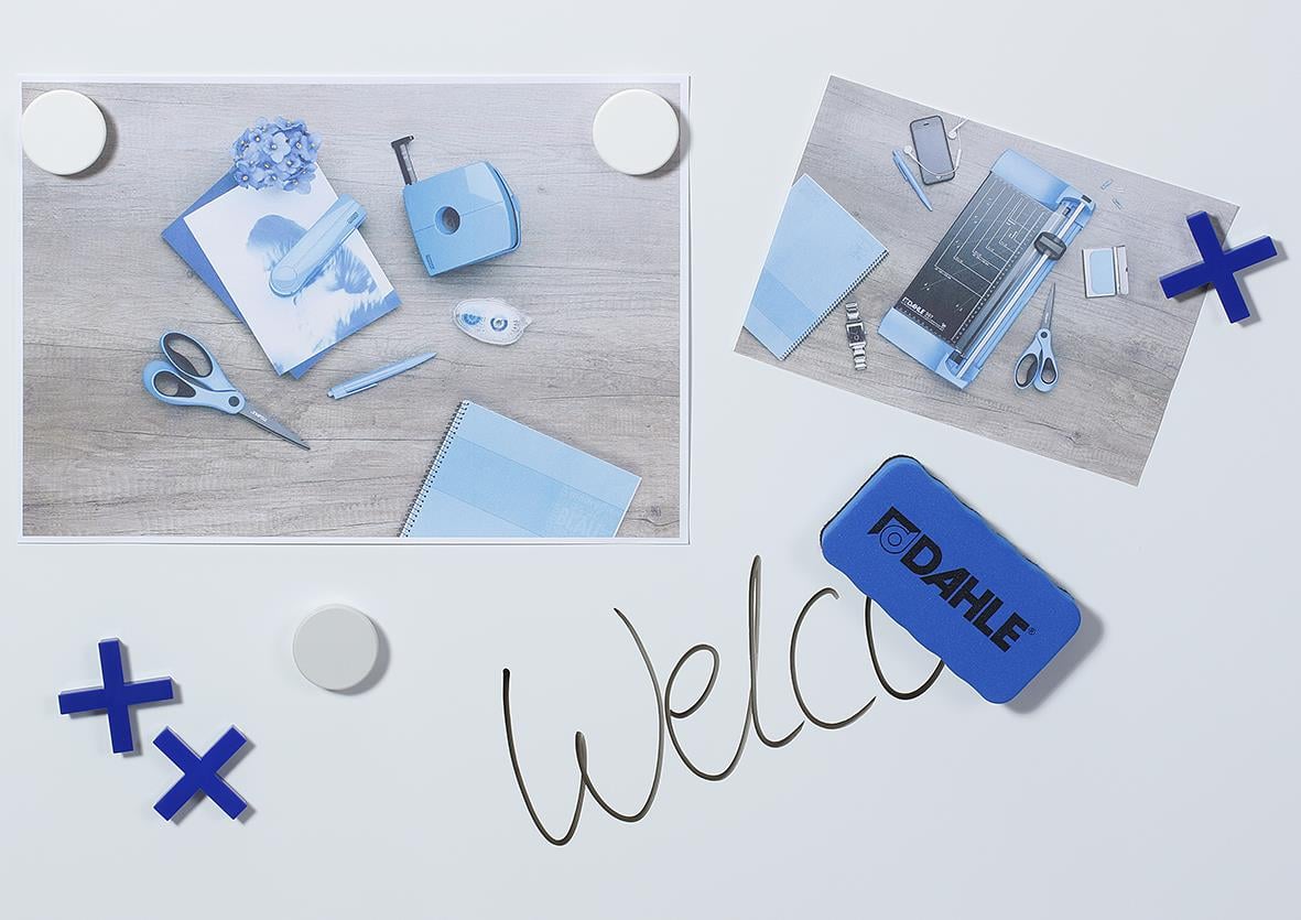 Vändbar whiteboardtavla Dahle Basic på hjul med tillbehör och välkomsthälsning