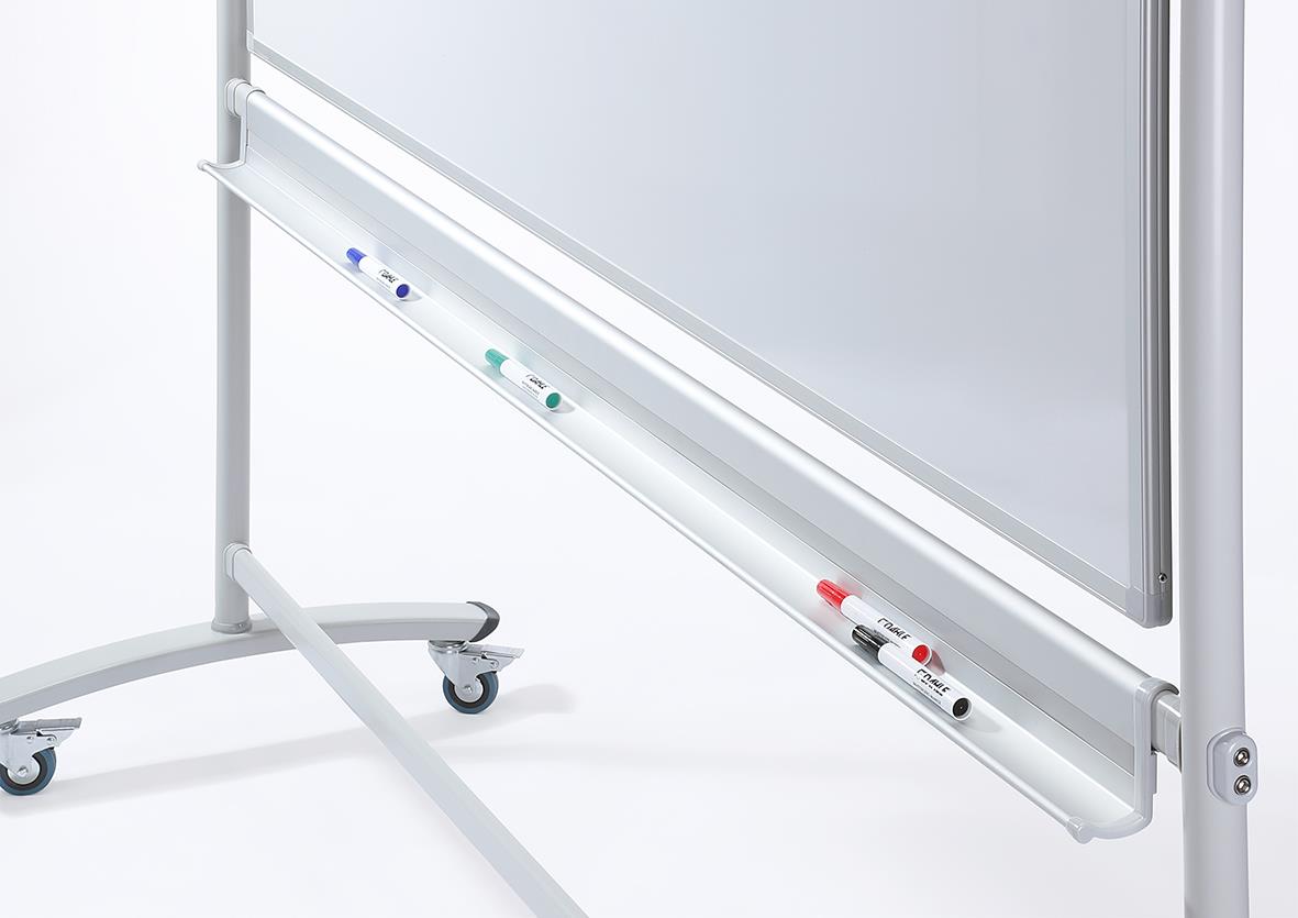 Vändbar whiteboardtavla på hjul med markeringsfärger och storlek 1800x1200mm