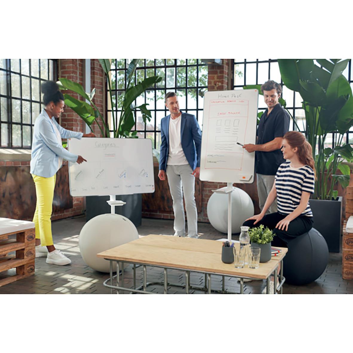 " personer i ett kontorsutrymme med whiteboardtavla Nobo Move & Meet Mobil 700x1000mm, samtals- och presentationsmiljö med växter och naturligt ljus"