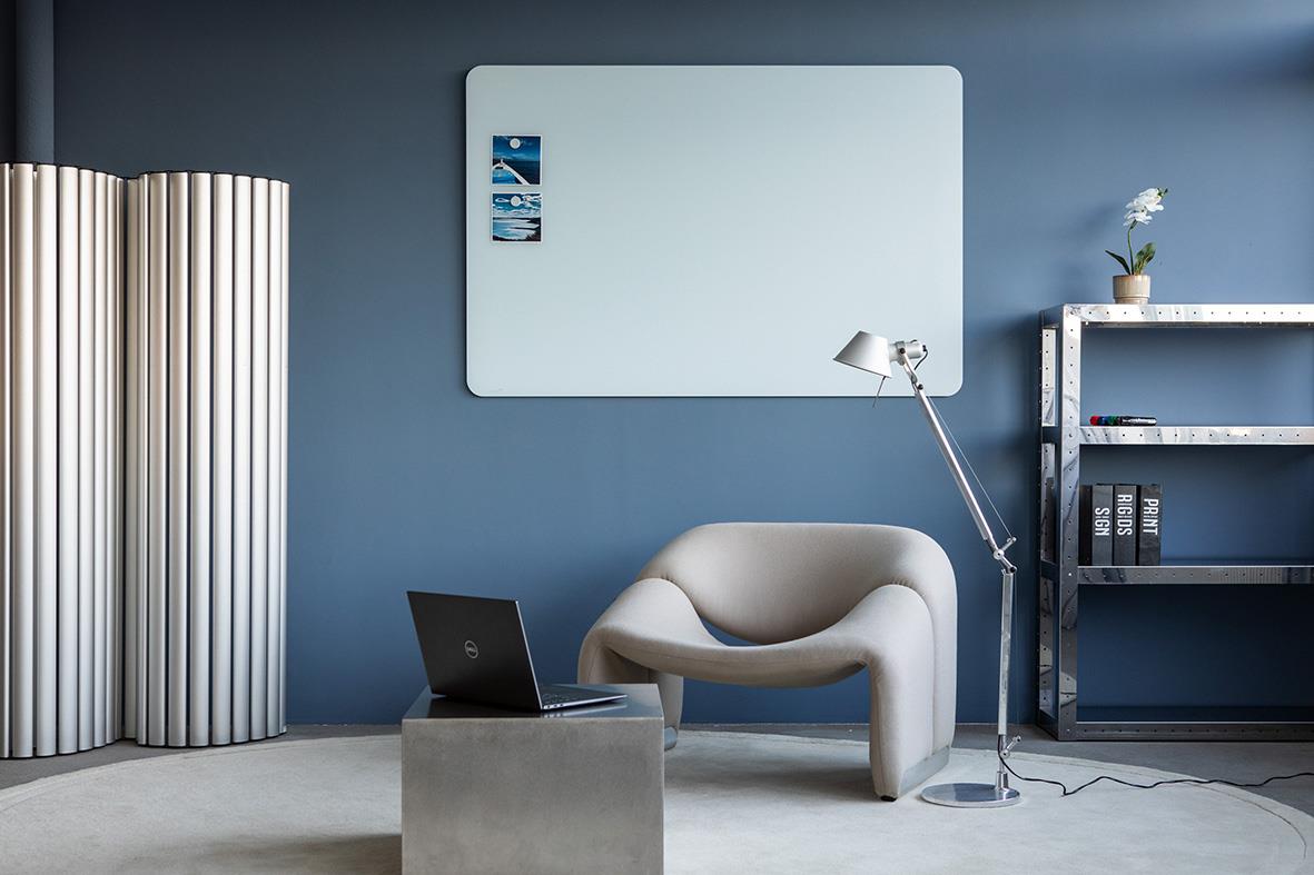 Glastavla Legamaster matt runda hörn ljusblå 900x1200mm på blå vägg med soffa och bokhylla