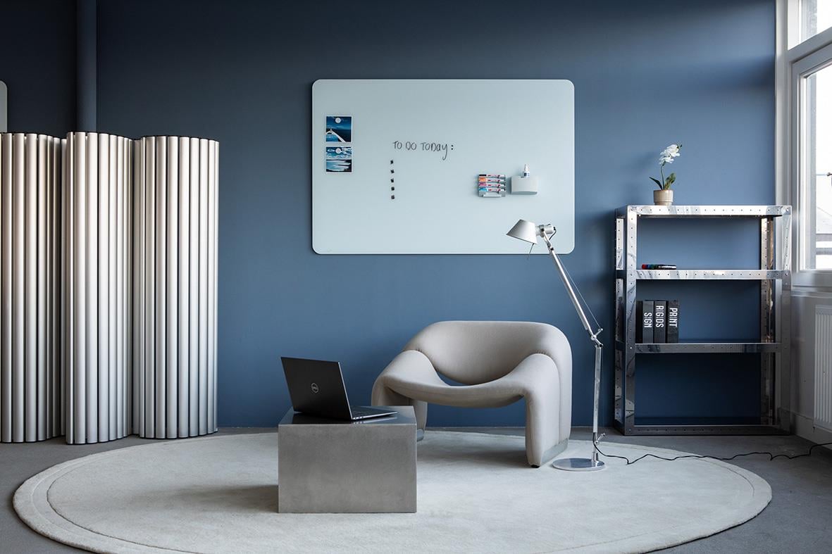 Glastavla Legamaster matt rund hörn ljusblå på vägg i kontorsmiljö