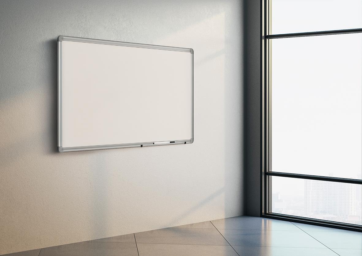 Vitwhiteboardtavla med glasemaljerad yta och pennhylla, 1800x1000mm, på vägg i rum med stora fönster