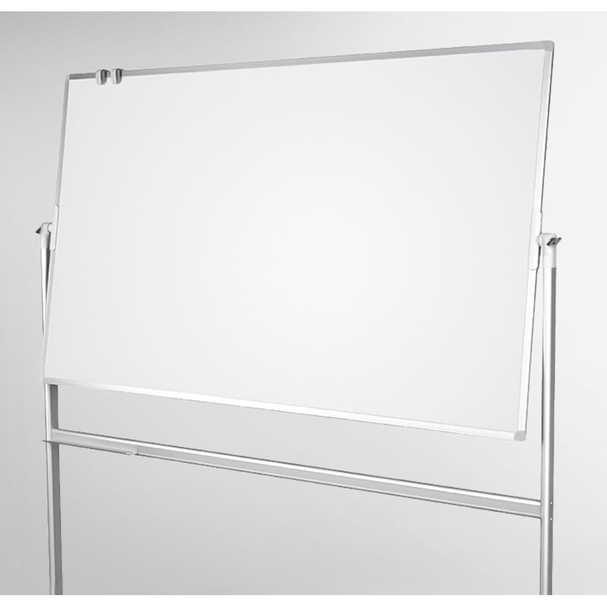 Vit whiteboard med stativ och markerhållare
