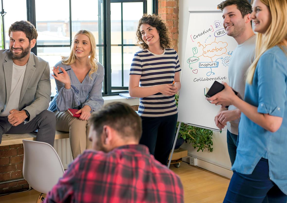 Grupp människor i ett mötesrum med whiteboard och blädderblocksställ Nobo Classic Tripod magnetisk med arm
