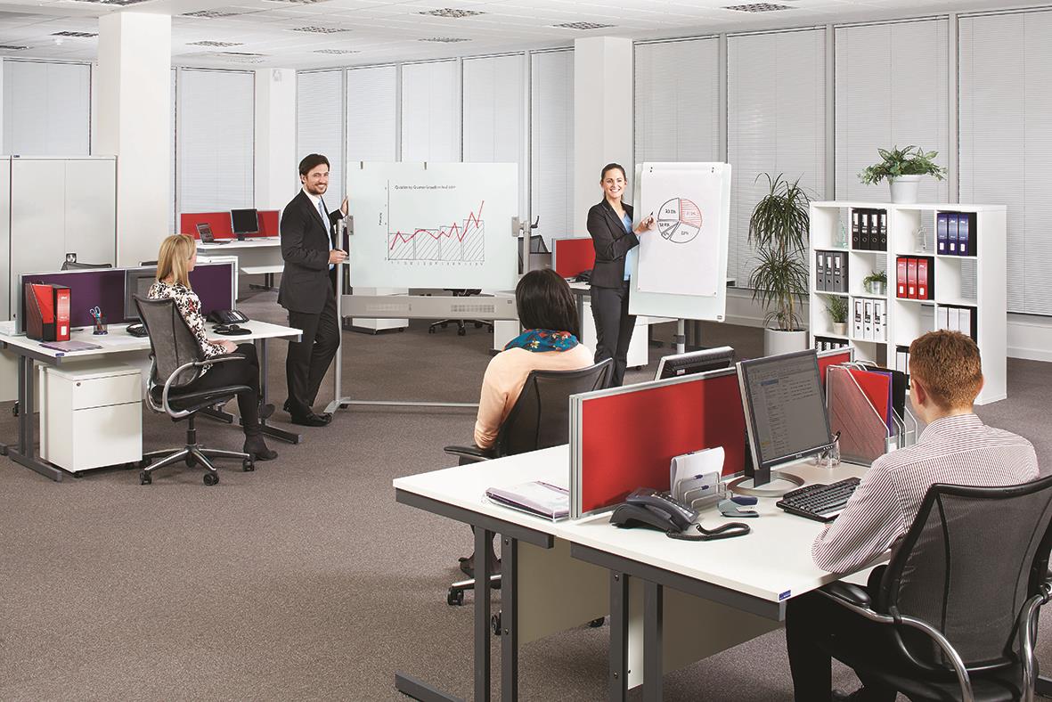 Mötesrum med whiteboard, blädderblocksställ och kontorspersonal