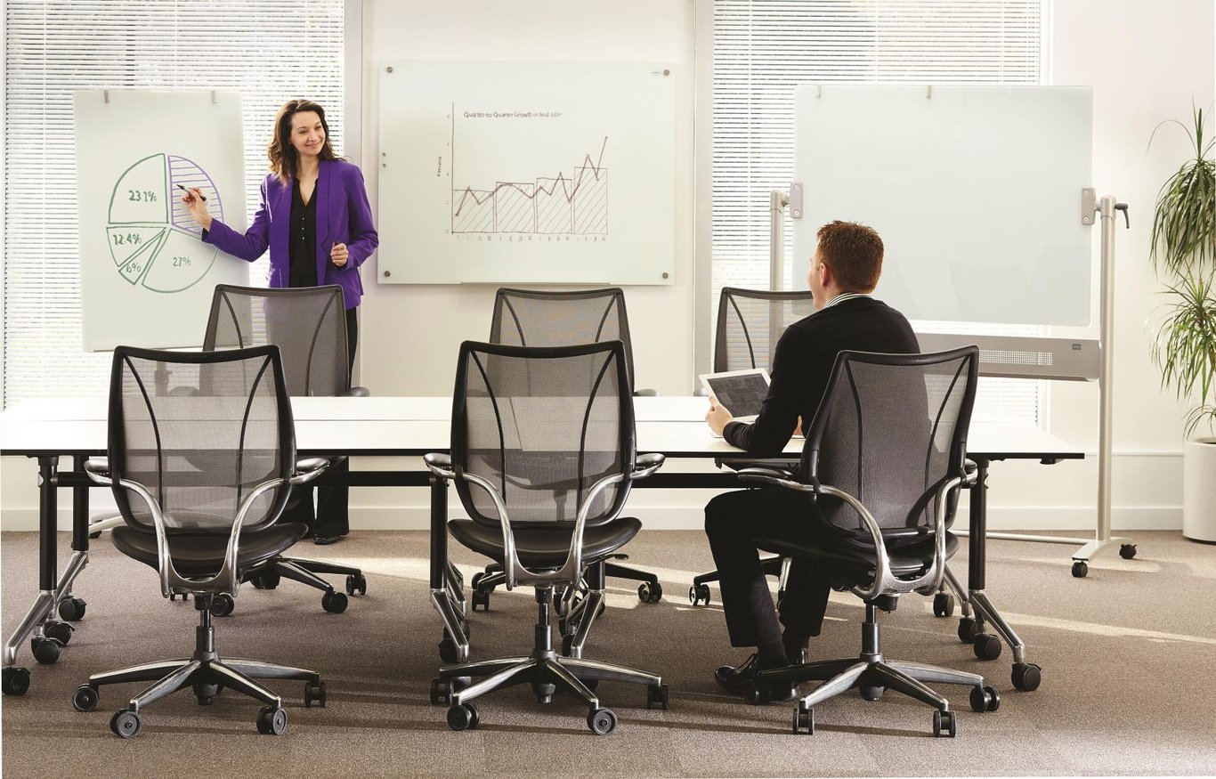 Mötesrum med blädderblocksställ glas Nobo magnetisk vit 70x100cm och konferensbord