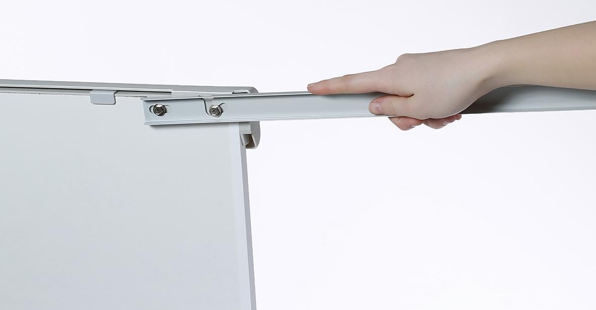 Person som flyttar en magnetisk blädderblocksställning på hjul med två armar