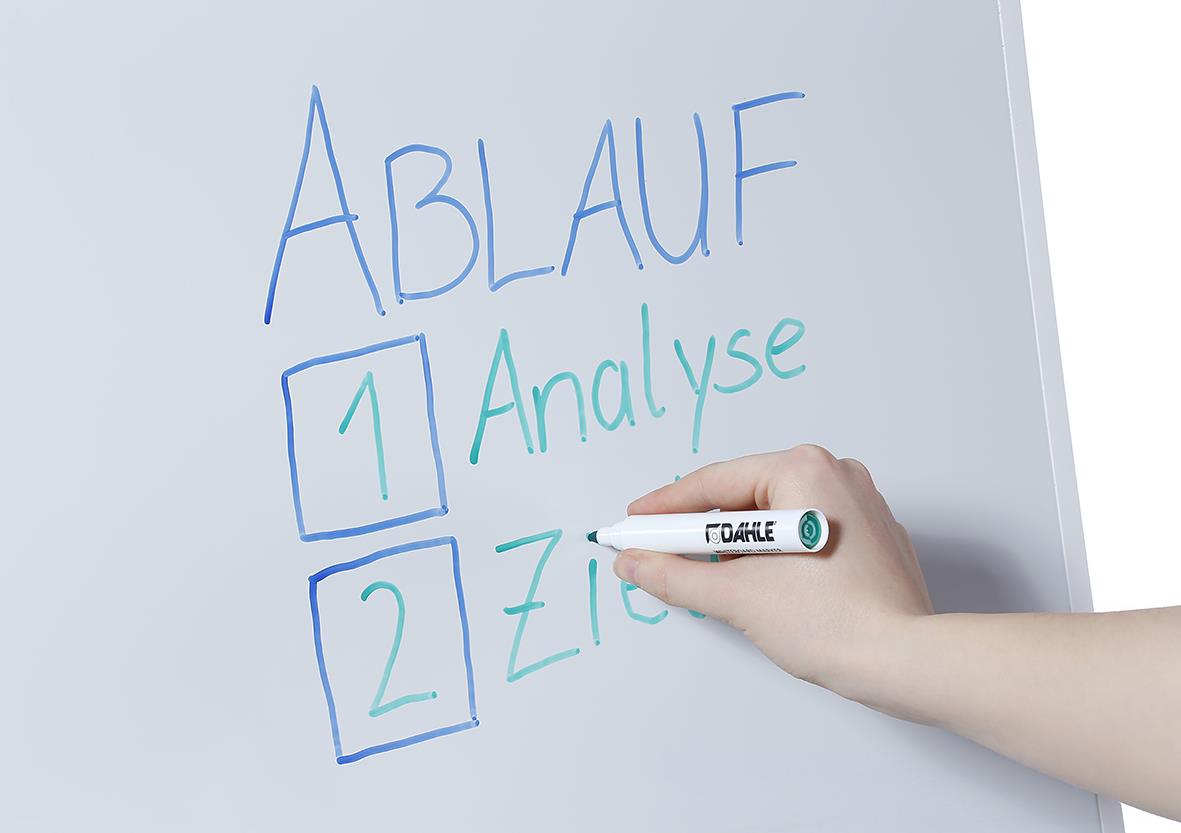 Blädderblocksställ Dahle Conference med två magnetiska armar, person skriver på whiteboard