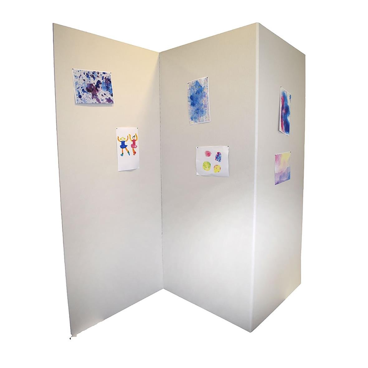 Tredelad vit utställningsskärm med konstverk från Smurfit Wellpapp, mått 180x72cm