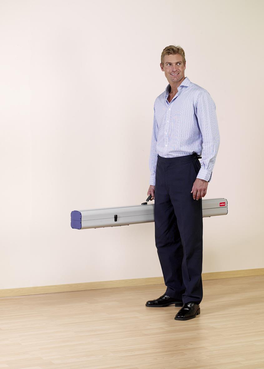 Man i skjorta och byxor håller ett bärbart projektorduk med måtten 1620x1220mm