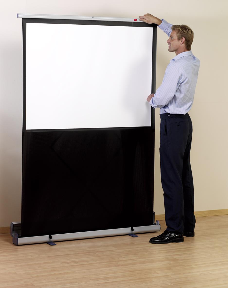 " justerar en bärbar projektorduk Nobo på golvet, storlek 1620x1220mm, i ett rum med trägolv"