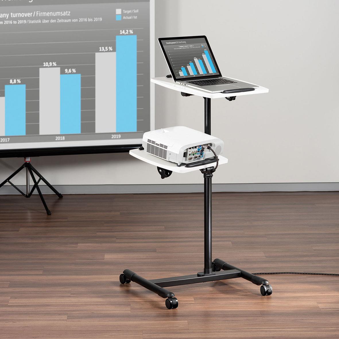 Projektorbord Hama med laptop och projektor på hjulstativ framför en presentation