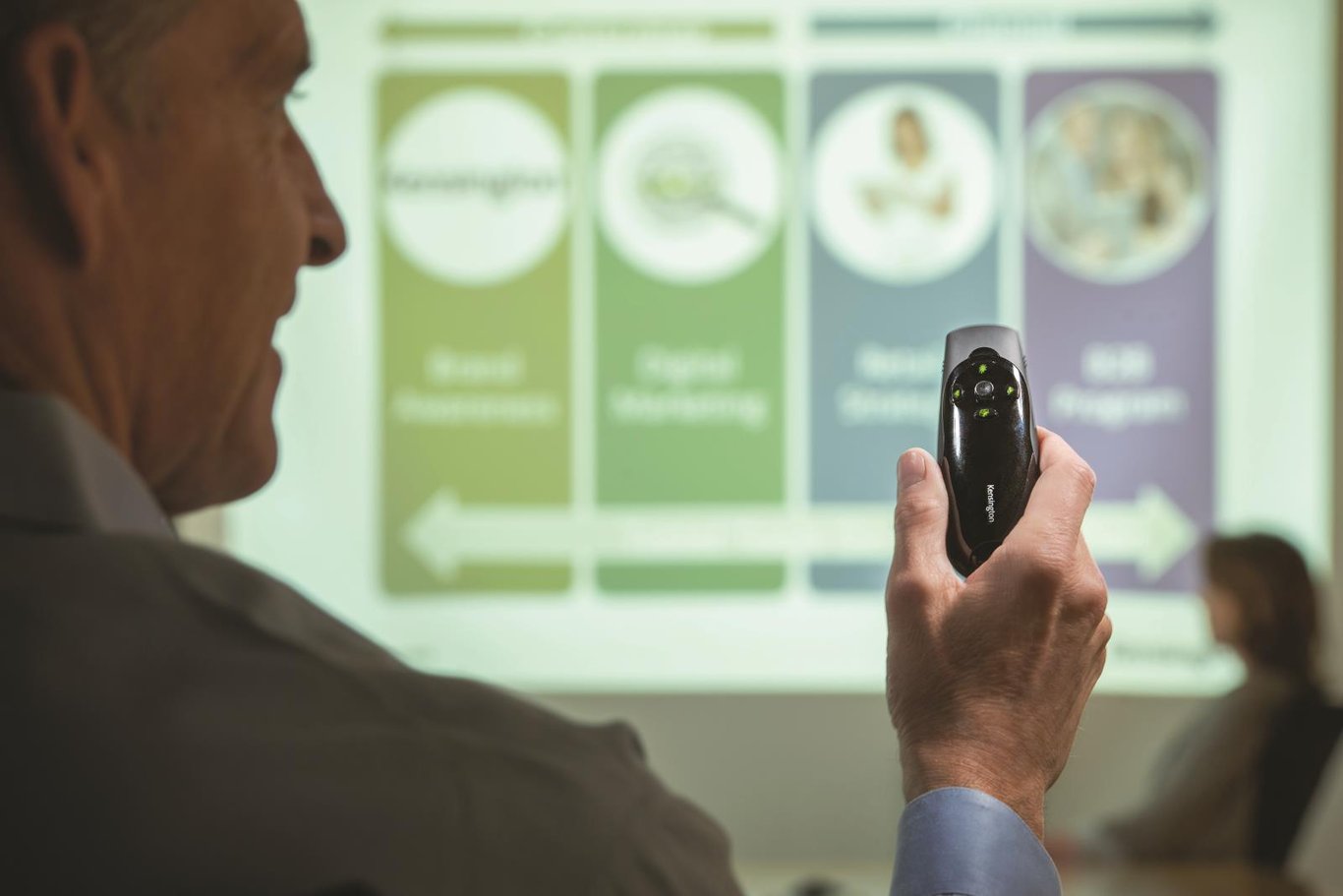 Presentatör med grön laserpekare som visar en presentation på en skärm