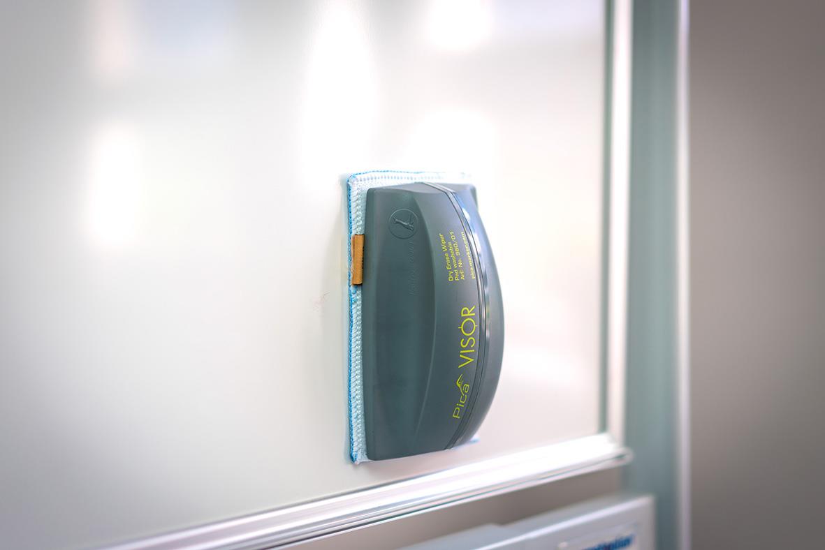 Taveltorkare Pica Visor med två refillers fäst på en whiteboard