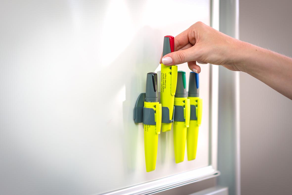 Magnetisk pennhållare med plats för två pennor, fäst på whiteboard