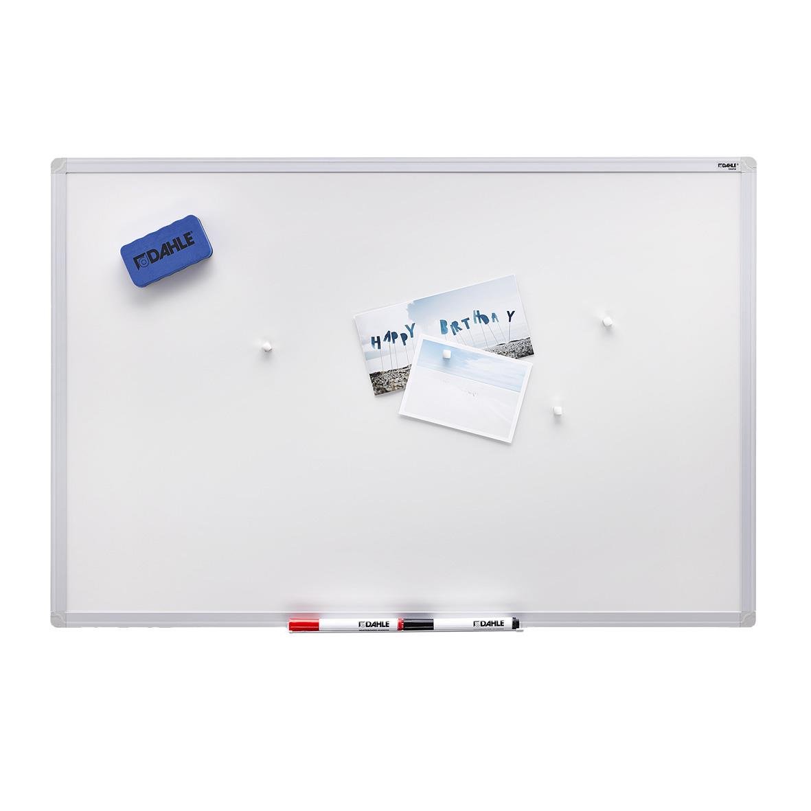 Magnet Dahle Megadym Kub Silver 10x10mm fäst på whiteboard med bilder och pennor