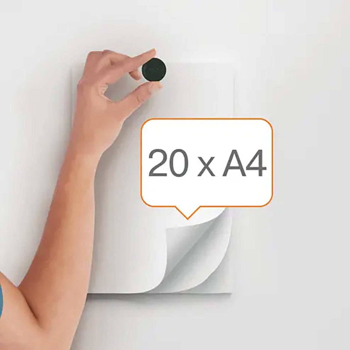 Svart magnet Nobo 38mm hålls av hand ovanpå papper med text 20 x A4