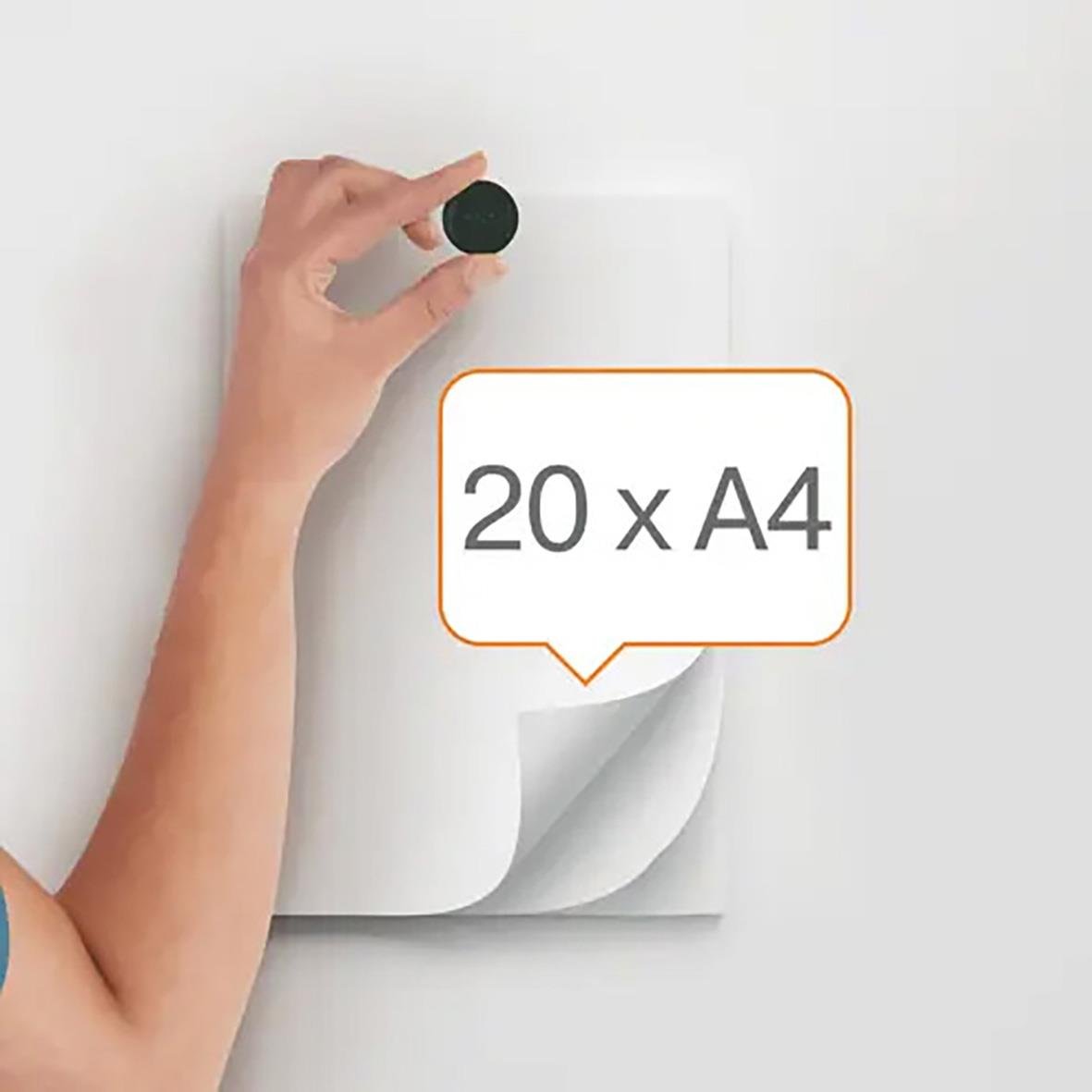 Svart magnet Nobo 38mm hålls av hand ovanpå papper med text 20 x A4