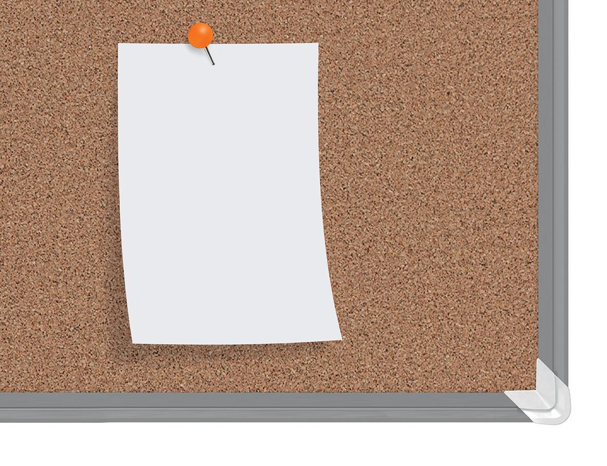 Anslagstavla Nobo Premium Plus kork 60x45cm med en tom vit lapp fäst med en orange knapp