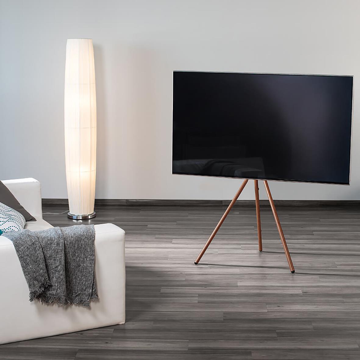 TV-stativ Hama Golv Design för upp till 75 tum med valnötslook i ett modernt vardagsrum